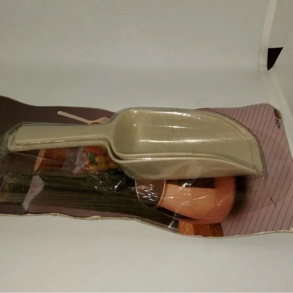 Vintage Plastic Scoops NEW Small Set of 2
